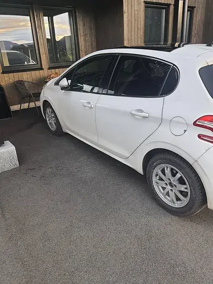 Peugeot 208 2013 photo 3