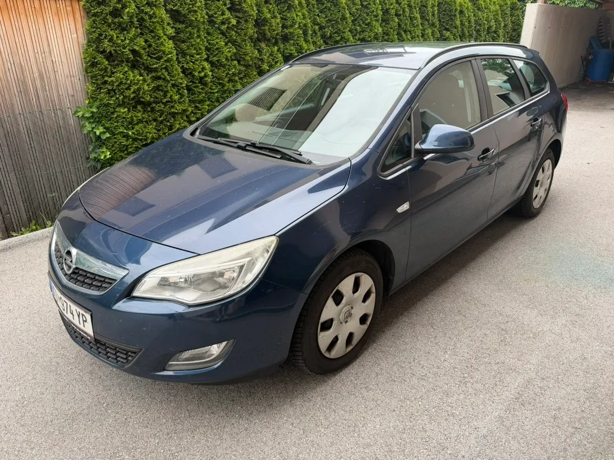 Opel Astra 2012 photo 2