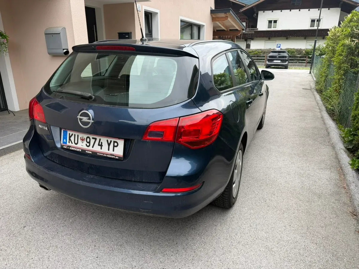 Opel Astra 2012 photo 3