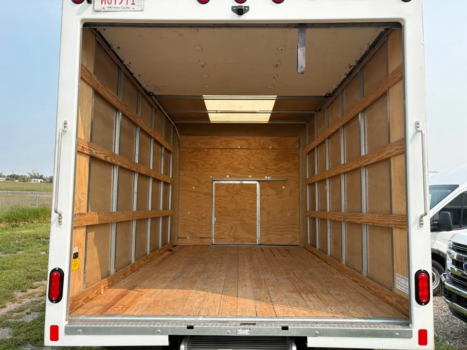 Chevrolet Express 3500 2024 photo 2