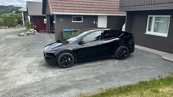 Tesla Model Y 2025 photo 2