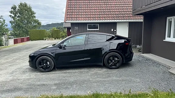 Tesla Model Y 2025 photo 3