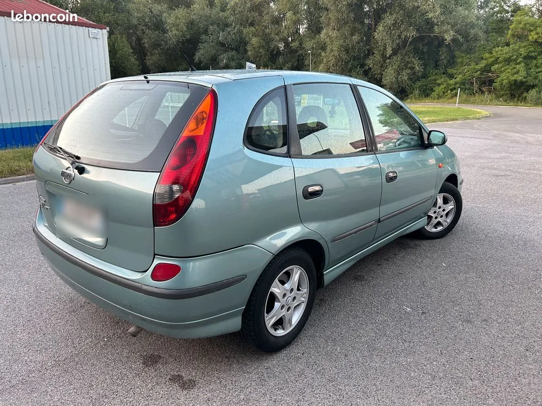 Nissan Almera Tino 2003 photo 2