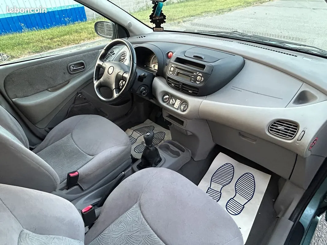Nissan Almera Tino 2003 photo 3