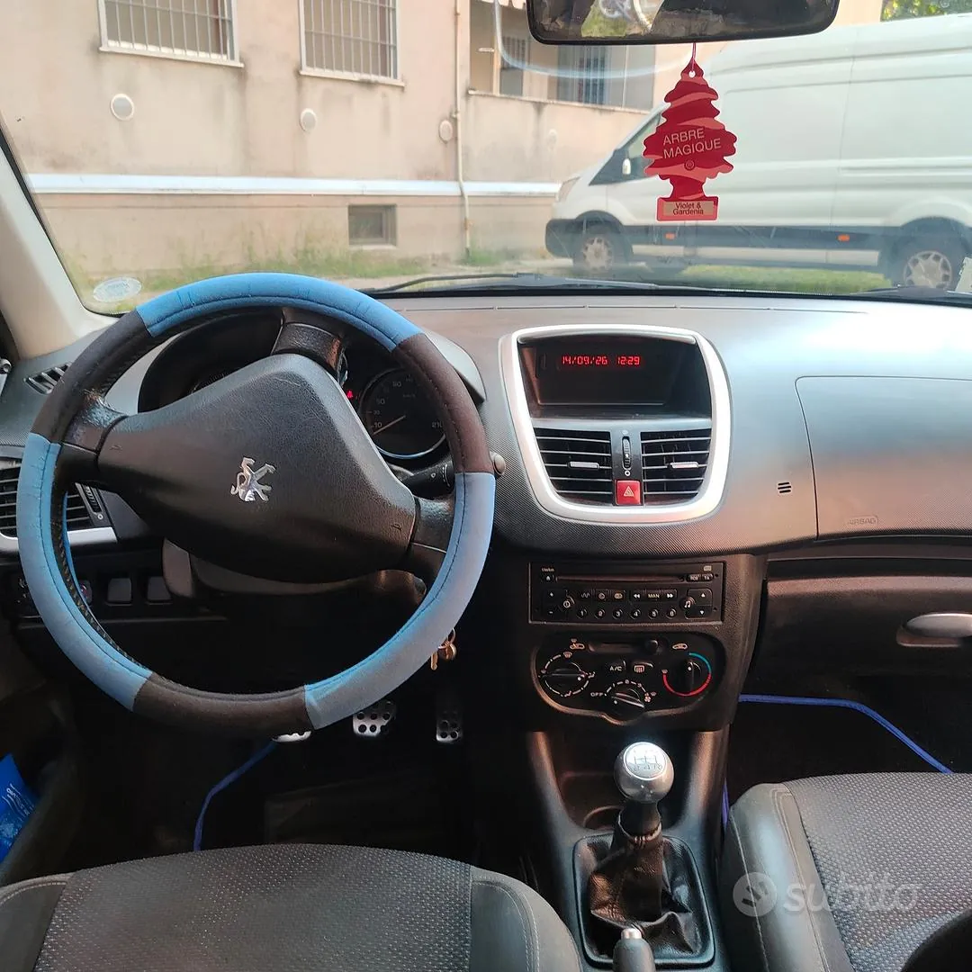 Peugeot 206 2011 photo 3