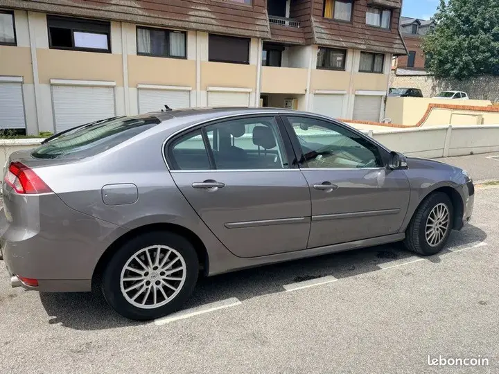 Renault Laguna 2011 photo 3