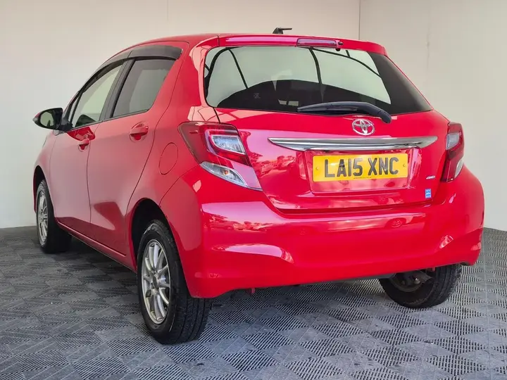 Toyota Yaris 2015 photo 4