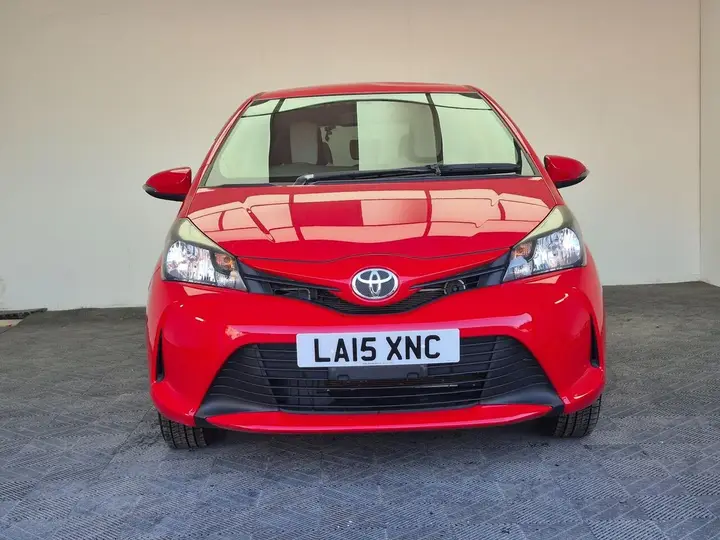 Toyota Yaris 2015 photo 2