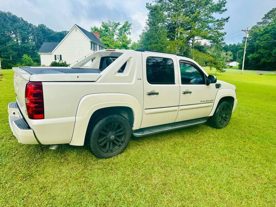 Chevrolet Avalanche 2008 photo 3