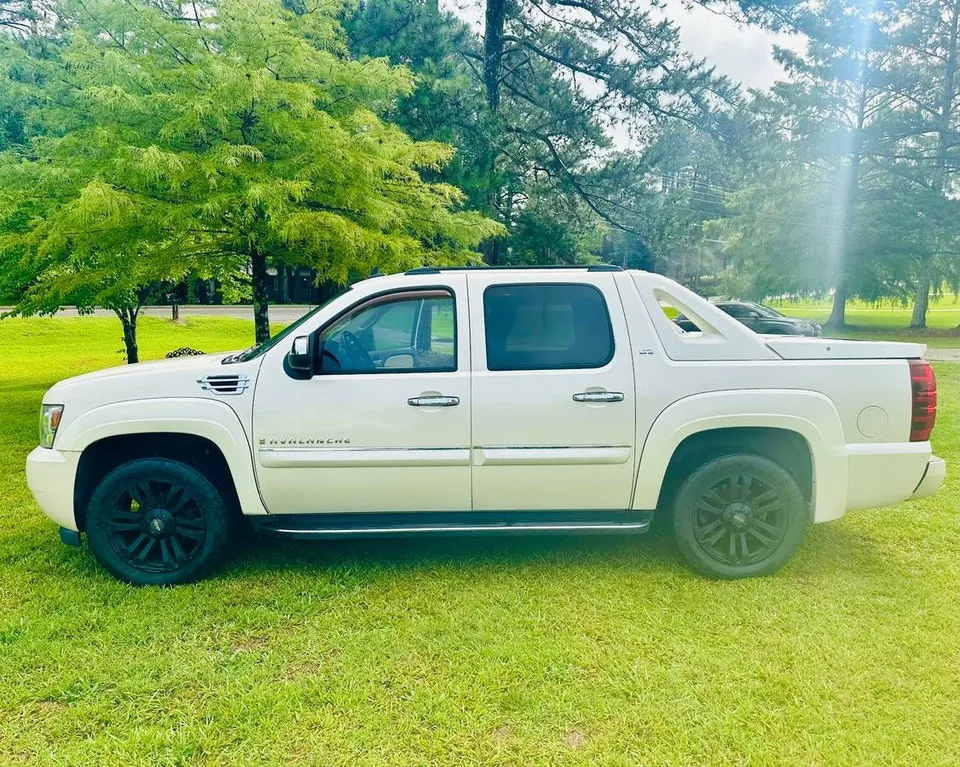 Chevrolet Avalanche 2008 photo 2