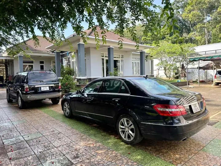 Mercedes-Benz E-Class 2010 photo 2