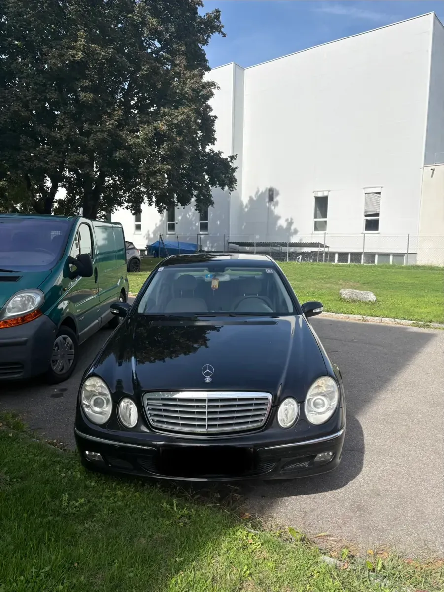 Mercedes-Benz E-Class 2005 photo 2