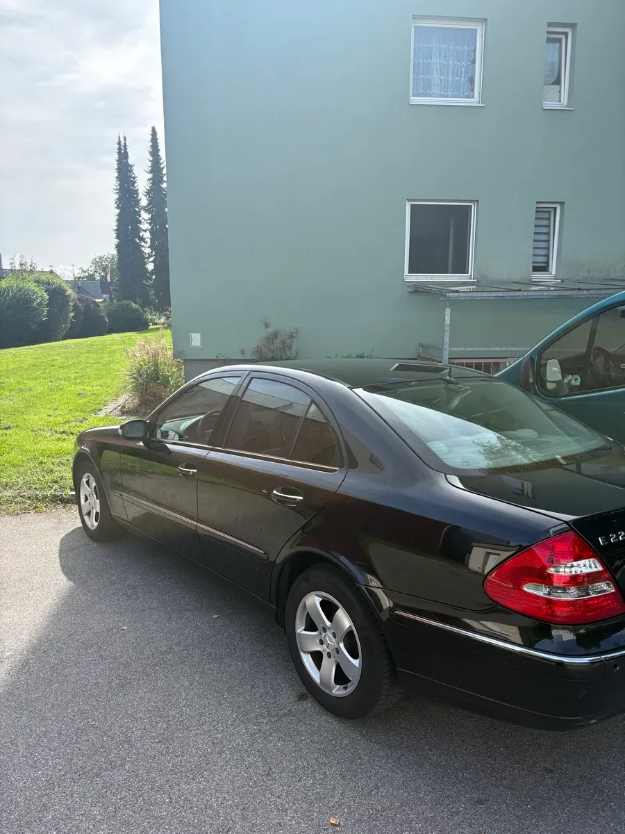 Mercedes-Benz E-Class 2005 photo 3