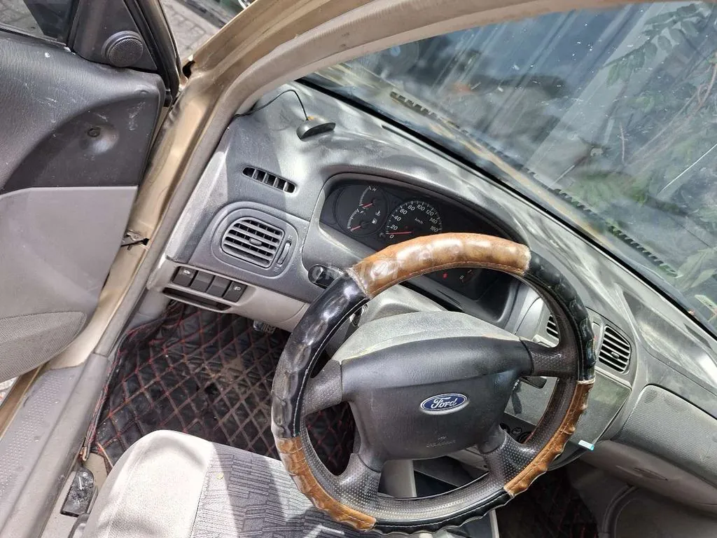 Ford Laser 2002 photo 3