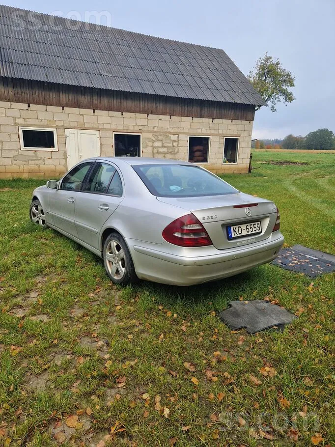 Mercedes-Benz E220 2003 photo 3