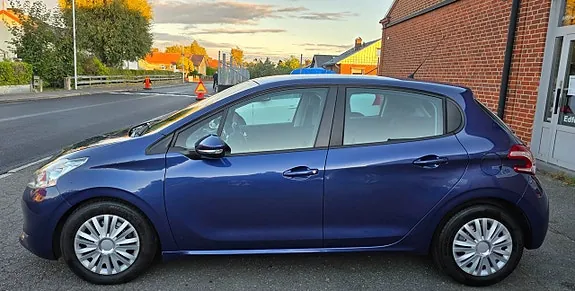 Peugeot 208 2012 photo 2