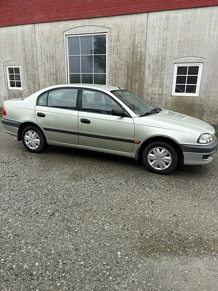 Toyota Avensis 1999 photo 2