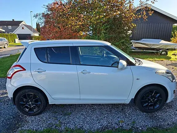 Suzuki Swift 2011 photo 2