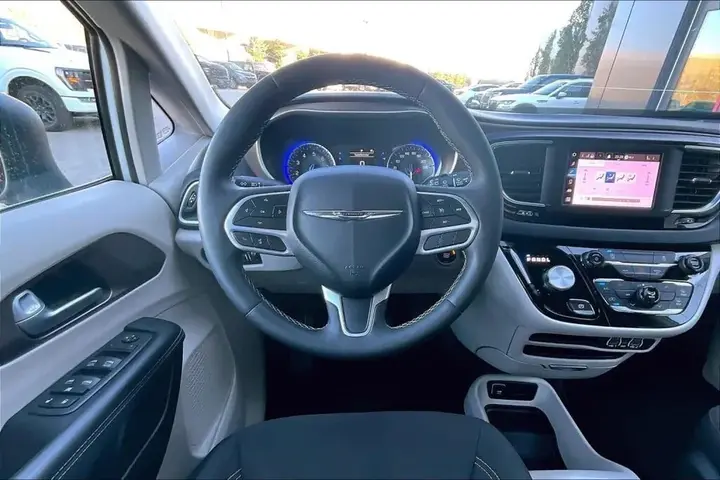 Chrysler Grand Caravan 2024 photo 5