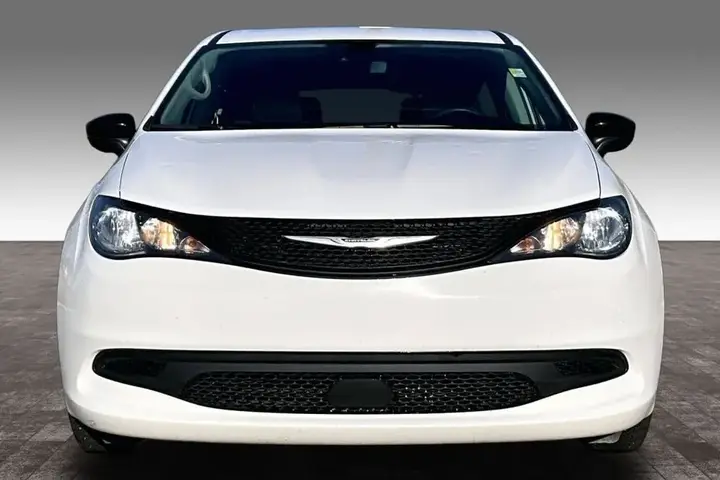 Chrysler Grand Caravan 2024 photo 3