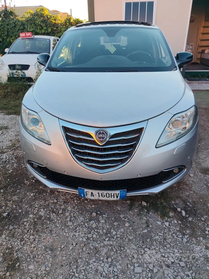 Lancia Ypsilon 2015 photo 2