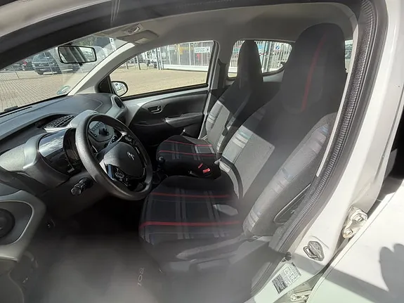 Peugeot 108 2015 photo 5