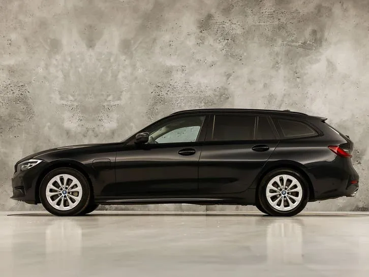BMW 3 Series 2022 photo 2