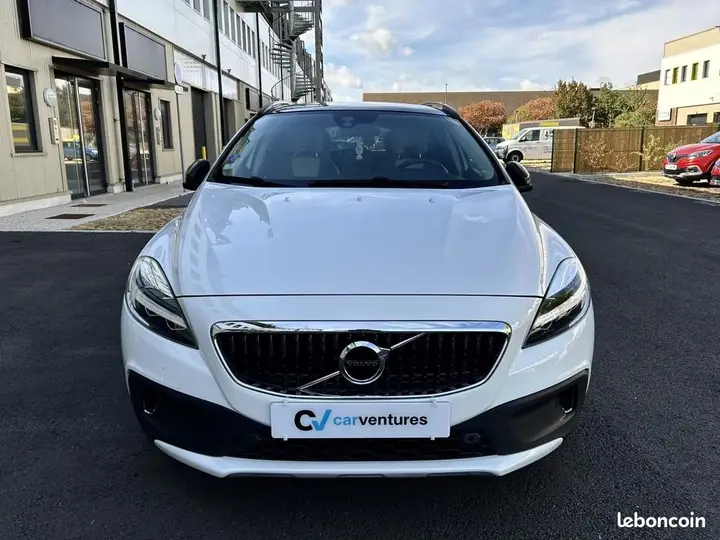 Volvo V40 2019 photo 2
