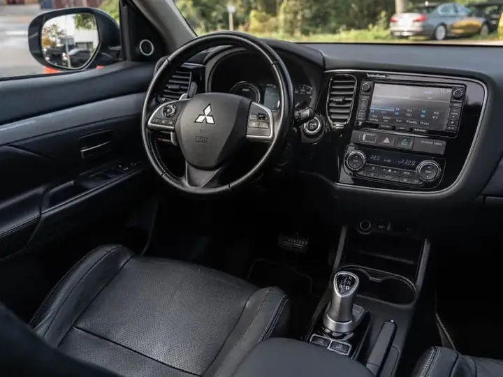 Mitsubishi Outlander 2013 photo 2