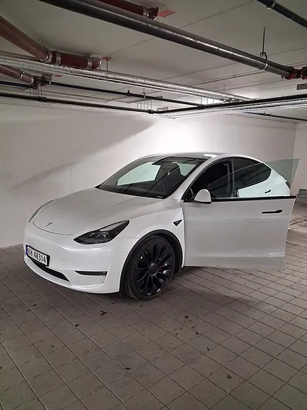 Tesla Model Y 2023 photo 2