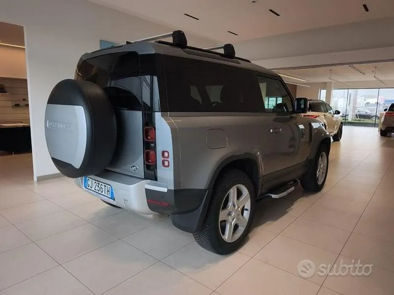 Land Rover Defender 2022 photo 3