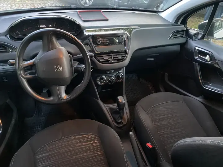 Peugeot 208 2013 photo 3