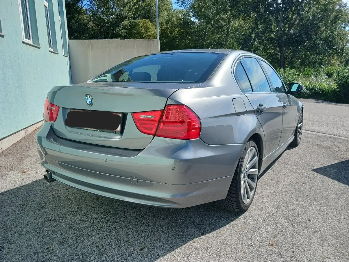 BMW 3 Series 2011 photo 2