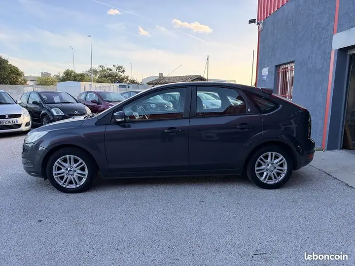 Ford Focus 2010 photo 2