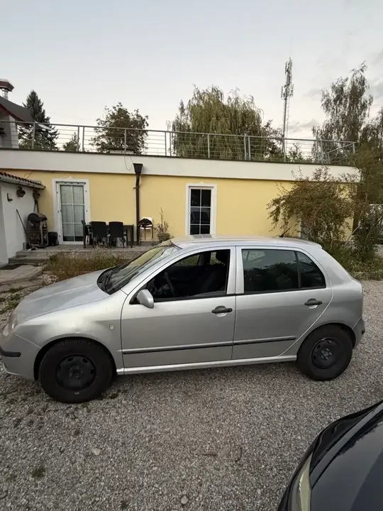 Skoda Fabia 2011 photo 2