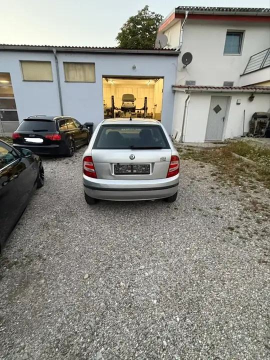 Skoda Fabia 2011 photo 3