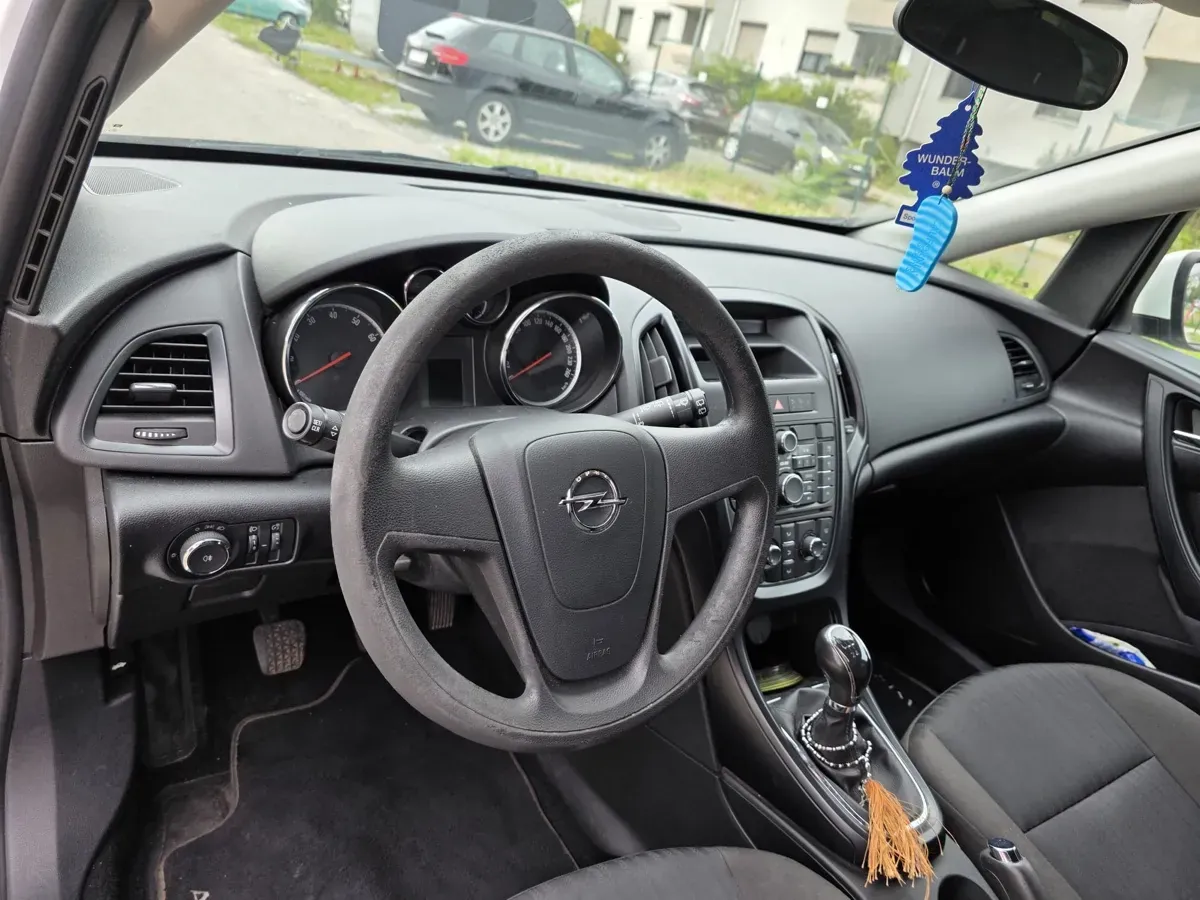 Opel Astra 2010 photo 3