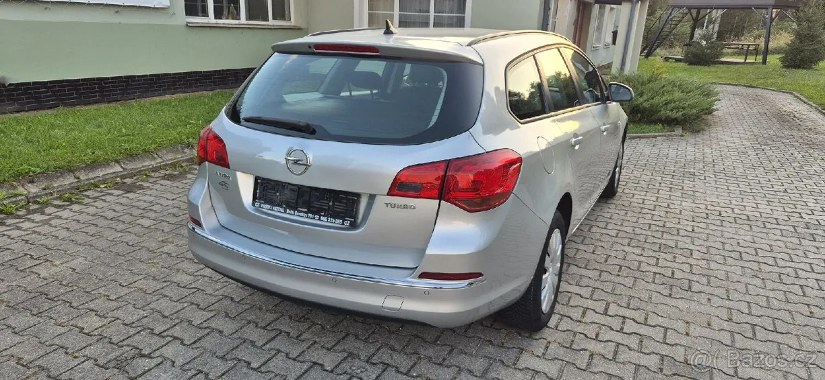 Opel Astra J 2015 photo 2
