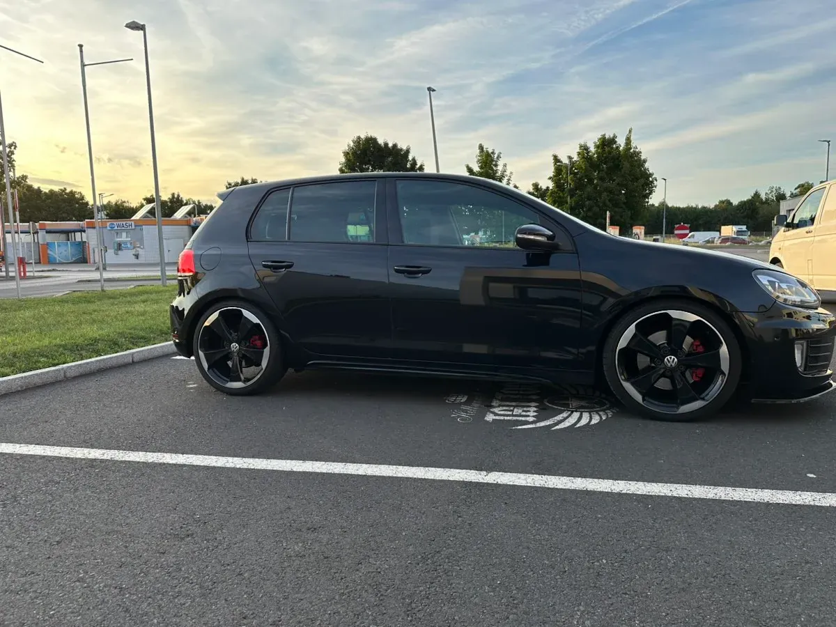 Volkswagen Golf 2010 photo 2