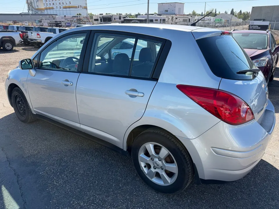 Nissan Versa 2010 photo 4