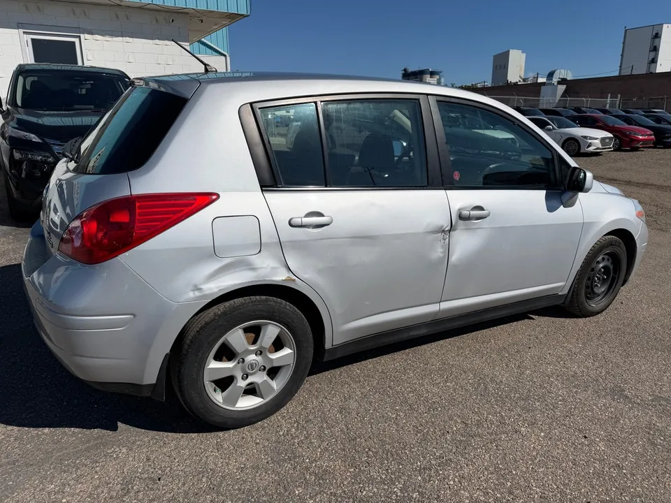 Nissan Versa 2010 photo 2