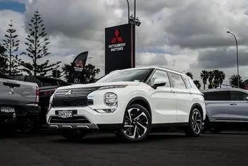 Mitsubishi Outlander 2024 photo 2