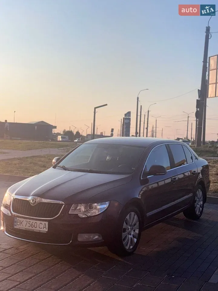 Skoda Superb 2011 photo 2