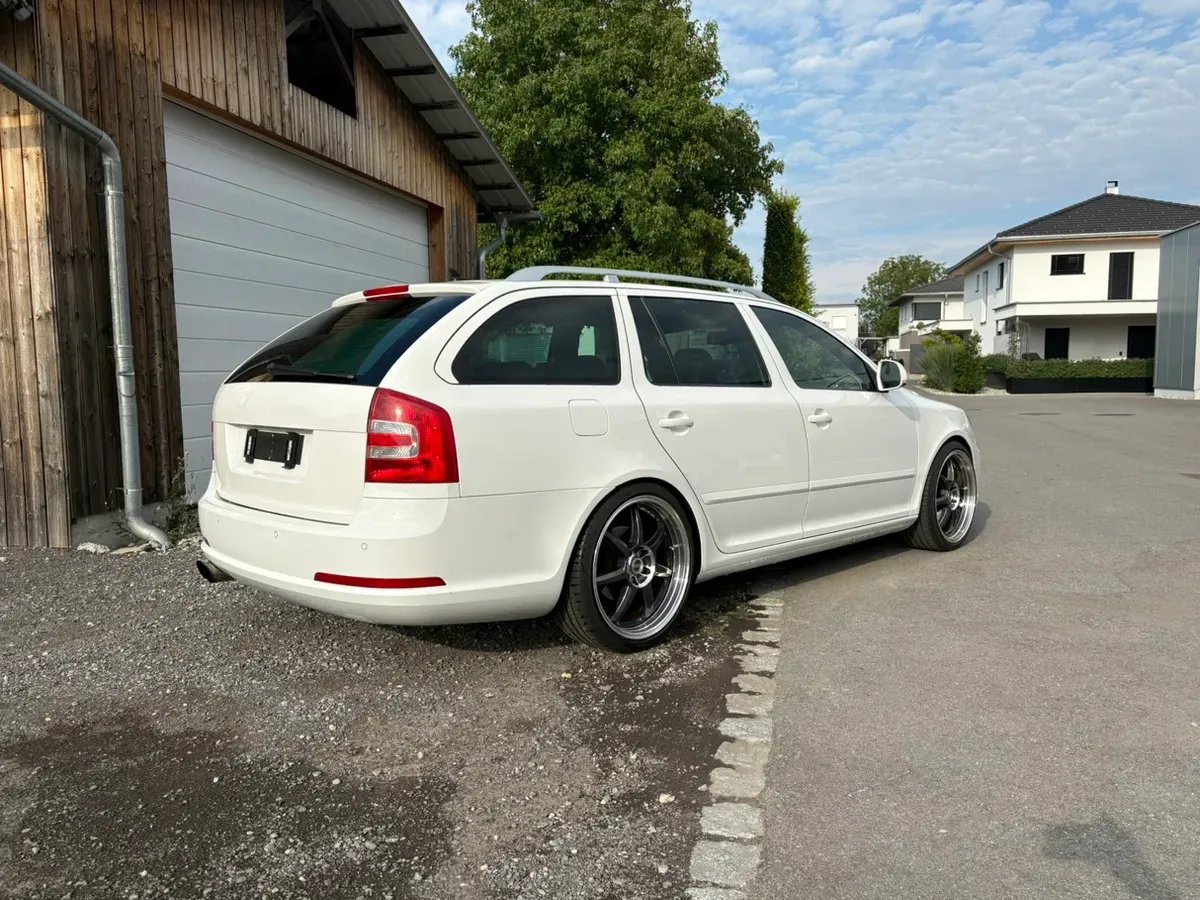 Skoda Octavia 2009 photo 3