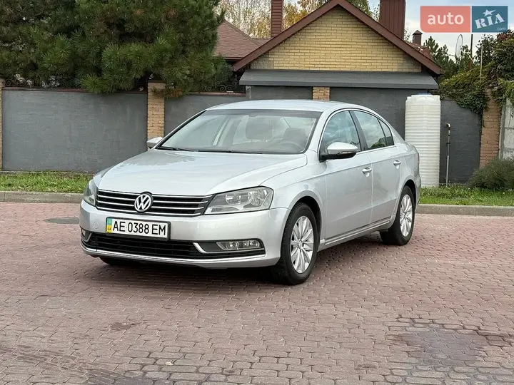 Volkswagen Passat 2011 photo 2