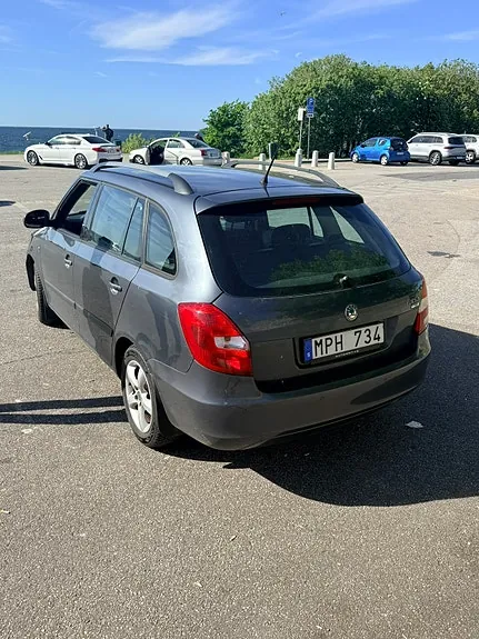 Skoda Fabia 2011 photo 2