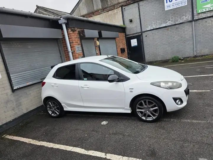 Mazda Mazda2 2014 photo 3