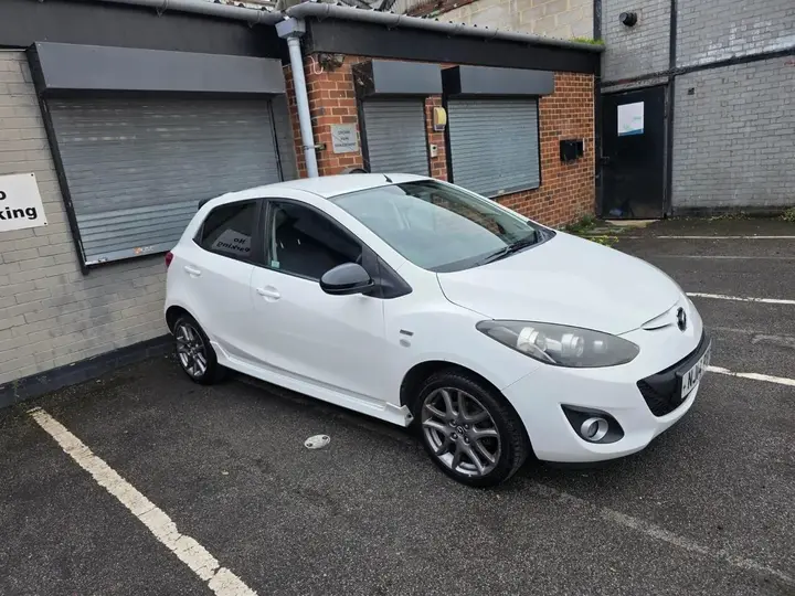 Mazda Mazda2 2014 photo 2