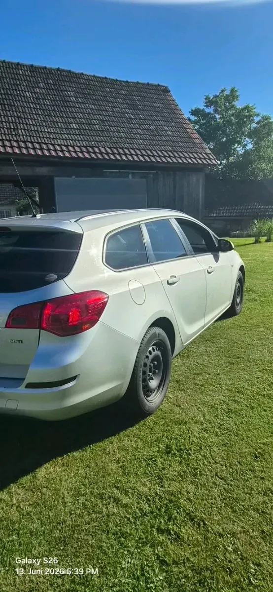 Opel Astra 2011 photo 2