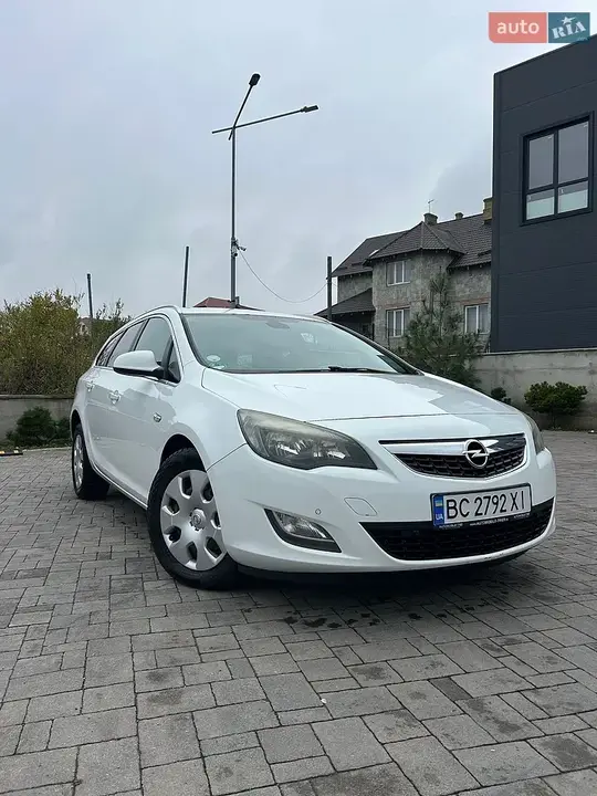 Opel Astra 2011 photo 2